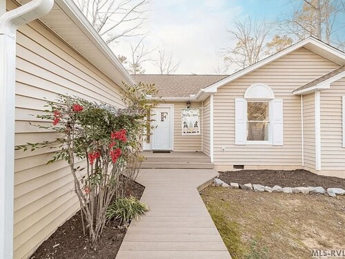 3-bed, 2 Bath House on Lake Gaston