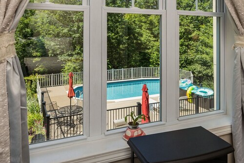 5 Bedroom Home Pool & Hot Tub