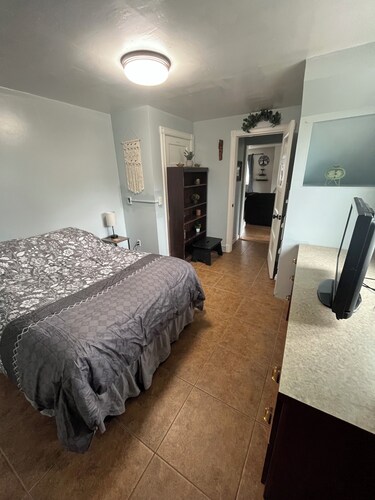 The Lazy Crow Inn, Beautiful Coastal Seldovia with wi-Fi, kitchen, deck etc.