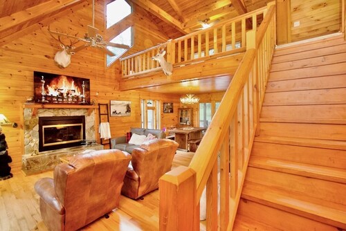 Honey Bear Hideaway - Mountain Views - Paved Roads - Pup Friendly - Cozy - WIFI