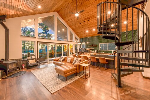 Shotski's Lodge - Secluded Ski-In/Out with Hot Tub, Wildlife and Views