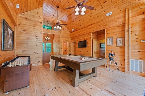 Spacious 4 BD 4 BA Cabin w/2 Bonus Areas 2 Kitchens Game Room, Hot Tub