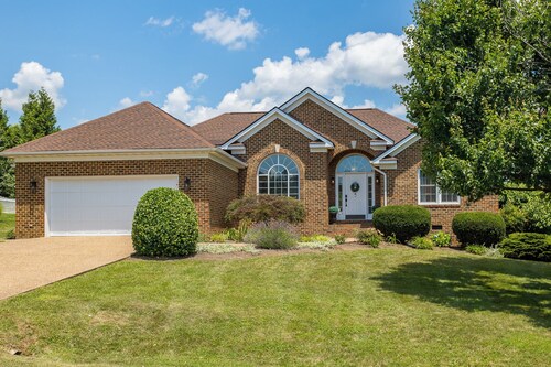 Firepit, fireplace, jetted tub + more! Close to JMU, Massanutten + Shenandoah!