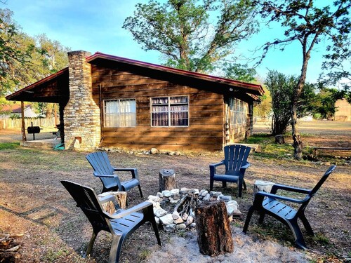 TJ`s Escape *HUGE* Landmark Oak Tree *1mile2river*