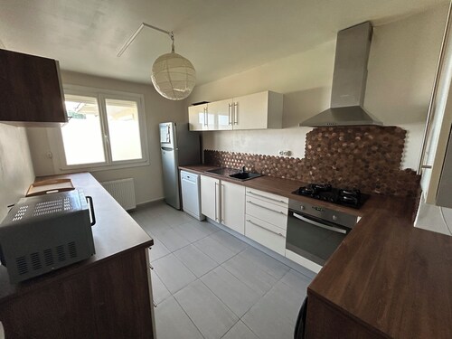 Appartement avec balcon, proche du lac et forêt. Animaux de compagnie acceptés!