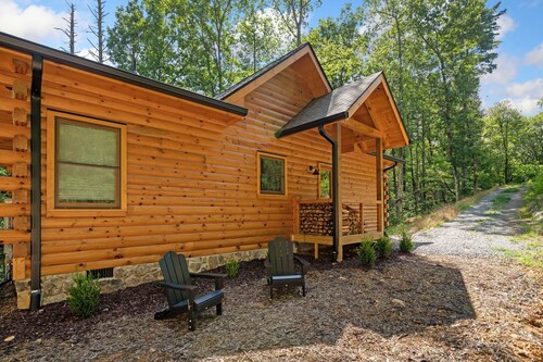 Creek & Cozy-Charming 2BR Creekside Cabin in Ellijay- AC, Fire Pit, Nature