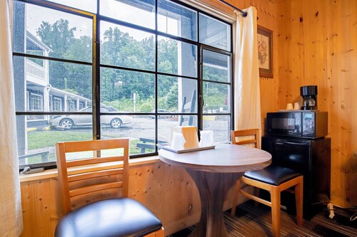 Lloyd's On The River Country Inn By OYO