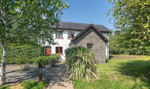 Spacious Kenmare Home to Sleep 8 Free use of Pool Onsite