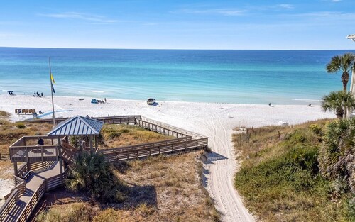 5BR Getaway w/ Private Pool, Golf Cart, 4 Bikes & 30A Convenience!