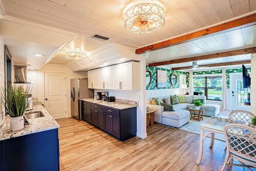 Waterfront Oasis with Boat Lift & Hot Tub in Bokeelia