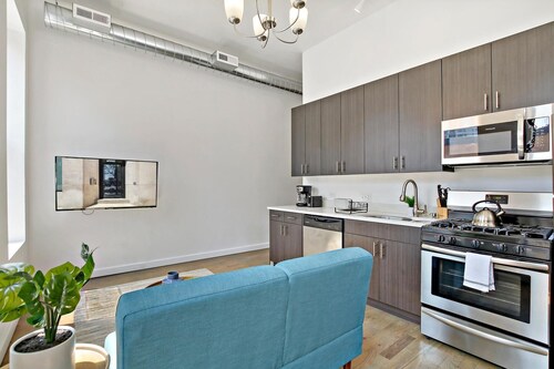 Luxe 1BR Apt - Lake 204 rep