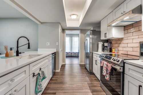 Dallas 3BR, Fiber Internet + Big Yard, Sleeps 7-8