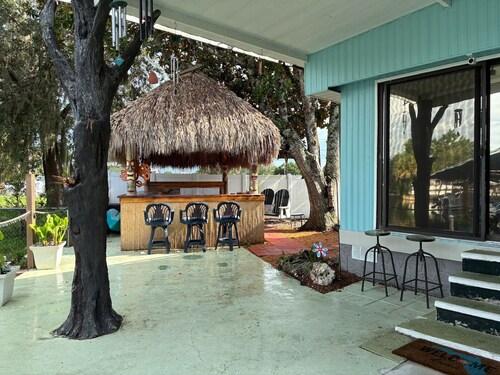 Mermaid Cove & Flip Flop Tiki, boat dock, access to homosassa river, waterfront.