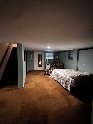 Charming house on Lake Hartwell ~ Sleeps 12~ Fishing ~ 11 miles to Clemson