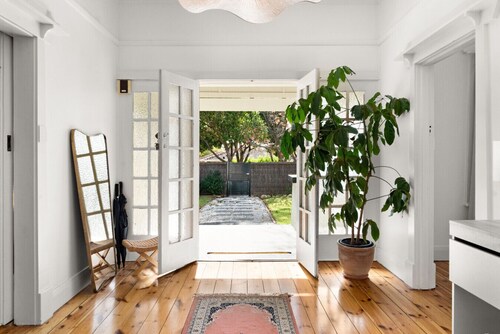 Courtyard Cottage—Unique Garden Escape near City