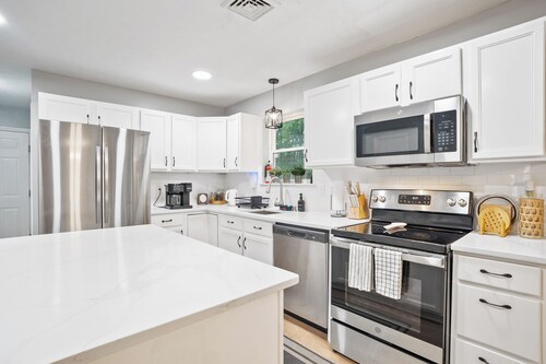 PRIVATE INDOOR SPA HOT TUB + SAUNA + BILLIARDS + PINGPONG + POKER LOUNGE