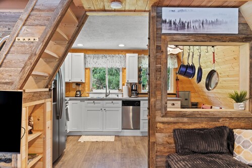 A-Frame @ Entrance to Rainier w/ Hot Tub & WiFi