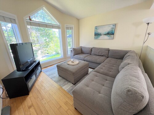Whole House to Yourself! Cozy Suburban Getaway Near Riverside Pathways