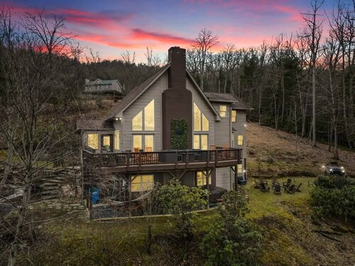 6 Br Sleeps 16 - Game Room - Hot Tub - Firepit