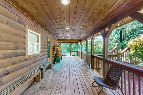 Charming cabin with stunning mountain views, wood-burning fireplace, and wifi