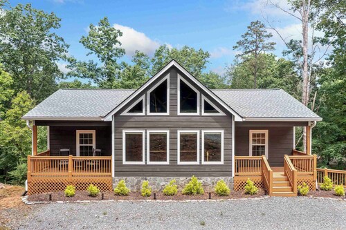 New Listing - Luxurious Mountain Home for 8 With Amenities
