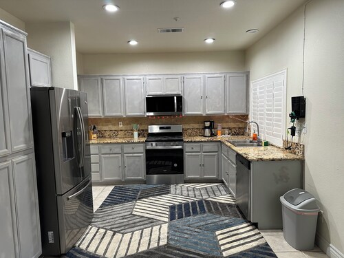 Charming 3-bedroom house in Fontana with AC