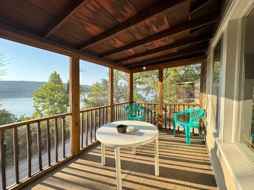 Cozy Lakefront Cabin, Pool + Dock. 18 Mins to SDC. Pet friendly!
