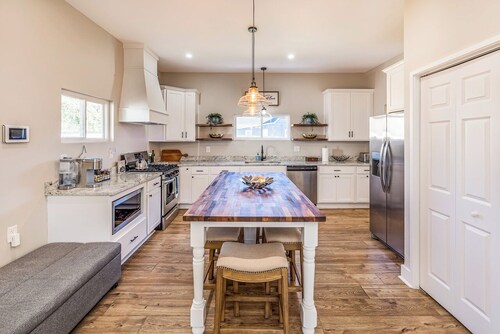 Welcoming cottage in charming Greenville, just minutes from Downtown.