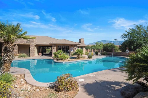 Pool & Sunshine Retreat - Resort-style Amenities