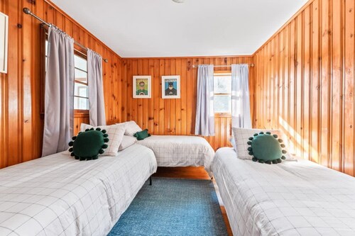 HV Spacious Retreat Sleeps 13 w Hot Tub