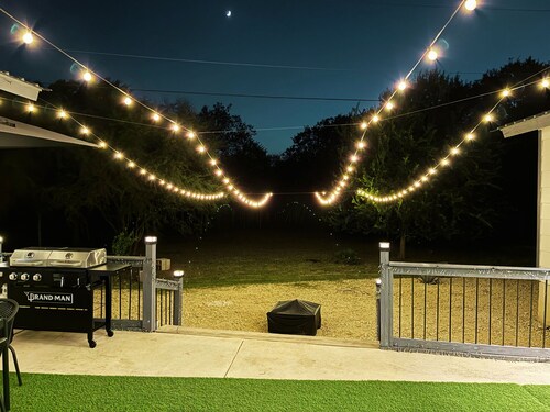 Spacious Custom Modern 4-bedroom 4-baths house with BBQ in charming Converse