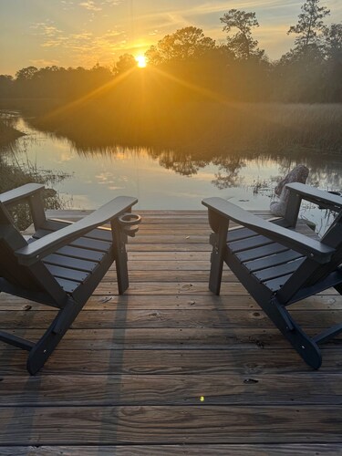 Pet-Friendly, Tranquil Water Front cottage, Beach 20 min, 35 Min to Charleston.