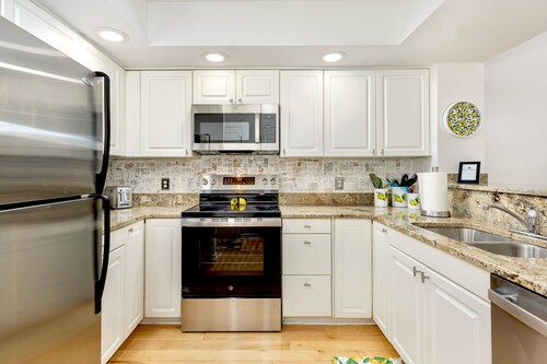 Lazy Lemon; Walk to Koka Booth; Near Wake Med Cary; Well Appointed; Central