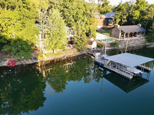 Lakefront home on the water, private cove & hot tub on Beaver Lake, Garfield, AR