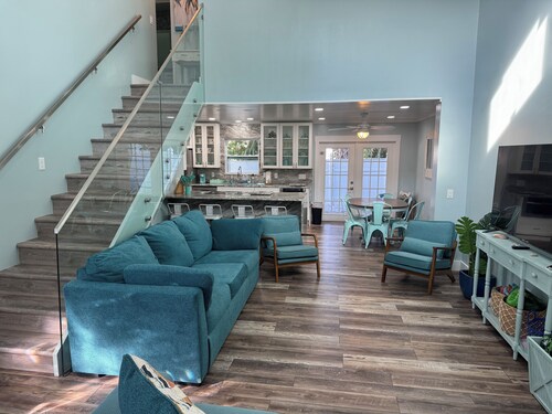 Luxury 3BR Townhouse Walk to Beach • Pet-Friendly • Boat Parking • Sleeps 10