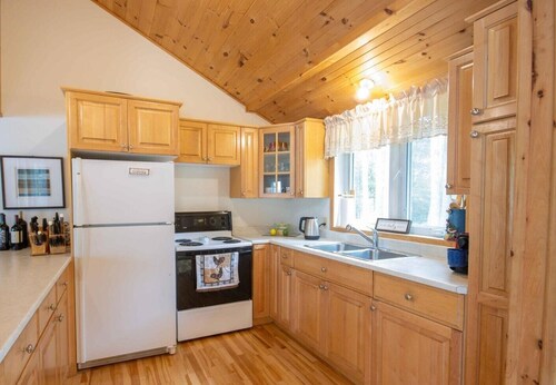 **New**Barry's Bay Cottage on Trout Lake -close to all amenities!