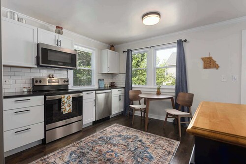 Sleeps 8_KingBeds_Walkable to Downtown Lees Summit