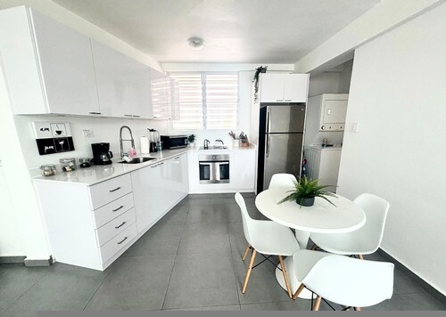 Centrally Located Sunny Apartment Walk to Beaches
