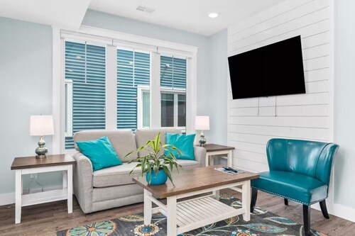 The Roost 16 on Front | 2BR + Private Hot Tub + Patio