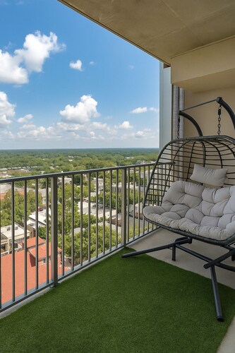 Charming 2-bedroom apartment in delightful Raleigh with AC, fitness room