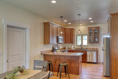 Gold Mining Condo King Bed Modern Comforts