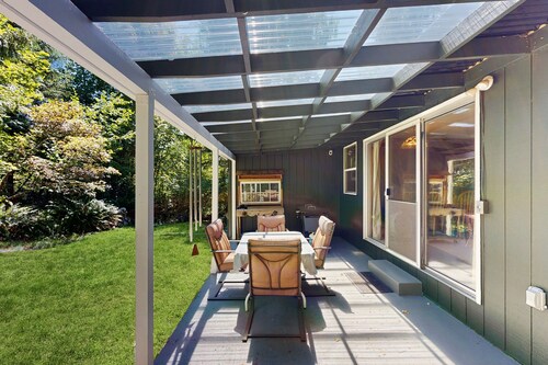 Spacious home with full kitchen, wifi, private backyard & grill