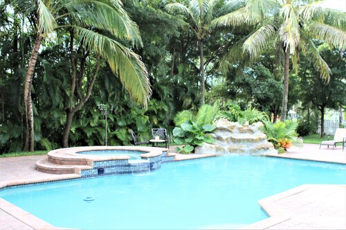 Tranquil 4-bedroom gated villa in The Acreage with pool and spa