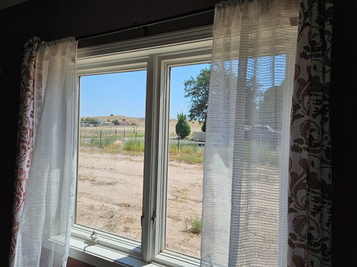 Centrally-located, sweeping mountain views!