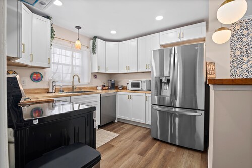 Tranquil 3-bedroom 2 Bath, HotTub, Ping Pong, backs up to Park, hosting w/heart