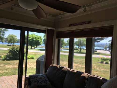 Lakefront 4 bedroom Fall getaway on Winnipesaukee