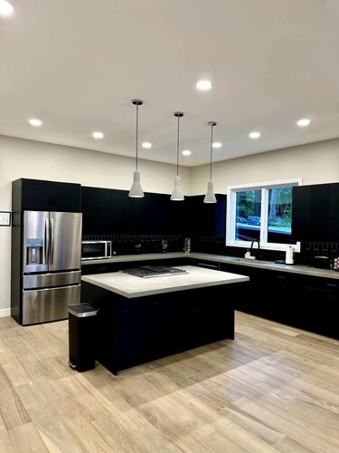 Escape to a brand-new, luxurious haven nestled among the trees, offering the perfect blend of tranquility and city convenience. This stunning, modern home is centrally located, placing you just minutes from all of Chattanooga's attractions.