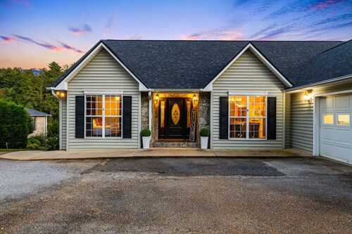 Lakefront Home, Hot tub, Fire Pit, Games, & Movie Room!