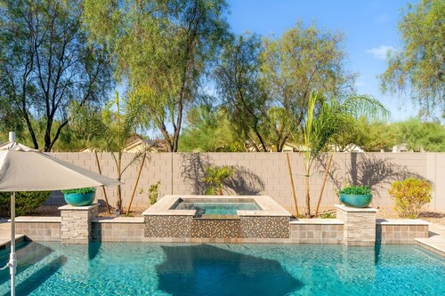 Resort-Style Backyard w/ Pool & Hot Tub - Luxury Escape