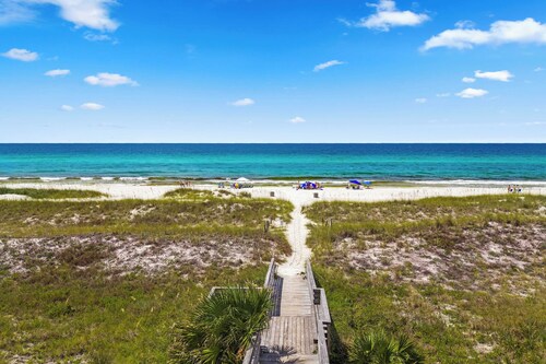 Gulf Views, Pool, Rooftop Lounge & Private Beach Heavenly Day by Avantstay